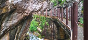 Nel cuore della roccia: arte, storia e meraviglia nell’Orrido di Civate