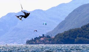Windsurf e kitesurf sul lago, a ritmo di onde e vento