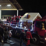 Luce di comunità: perché la sfilata dei carri di Natale è il cuore pulsante di Mandello