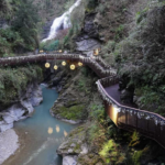 Natale sospeso sull’acqua: la meraviglia luminosa dell’Orrido di Bellano
