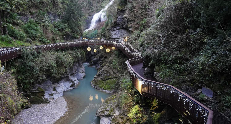Natale sospeso sull’acqua: la meraviglia luminosa dell’Orrido di Bellano