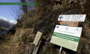 Ai piedi del Legnone Da Pagnona al Rifugio Griera, salendo verso la grande montagna,  lungo la strada milita