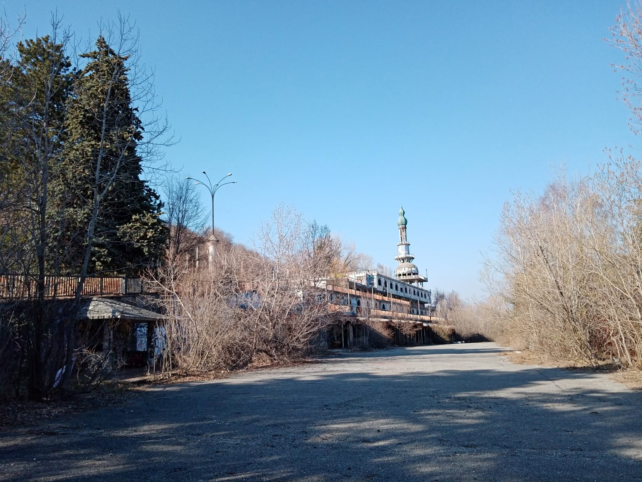 Visita a Consonno e a quanto ancora resta della misteriosa “Las Vegas della Brianza”.
