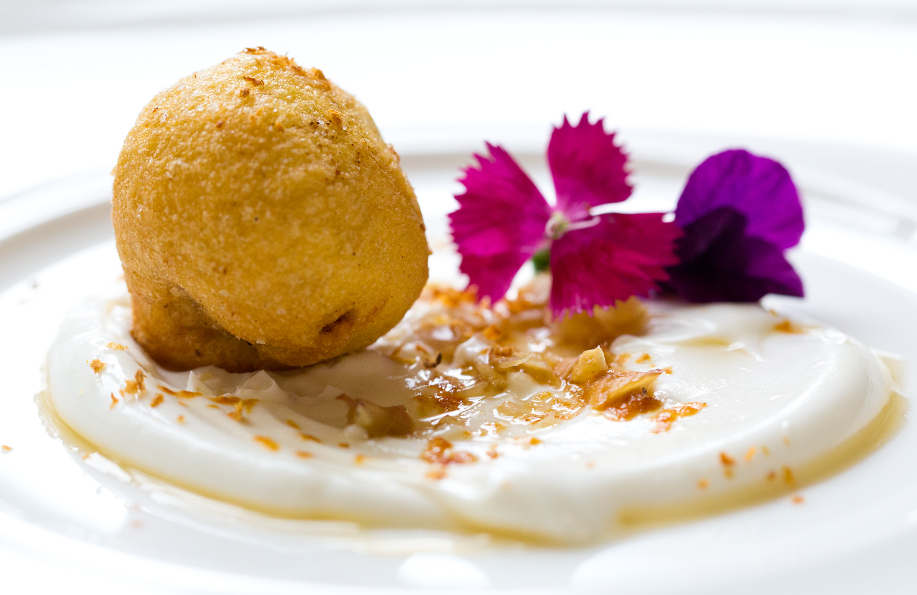 Bignè al Taleggio, crema di Mandorle e Latte di montagna