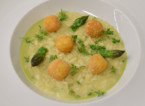 Risotto agli asparagi, Gorgonzola piccante fritto, crescione di Rucola