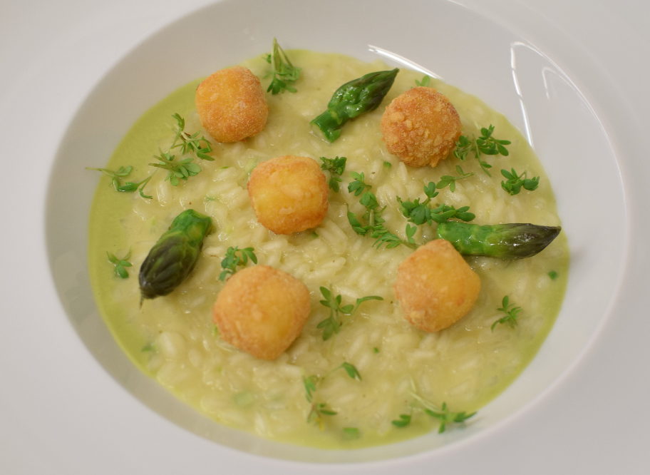 Risotto agli asparagi, Gorgonzola piccante fritto, crescione di Rucola